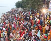 Kanpur: अब लीहीं सुरुजमल अरघिया आके करीं न दया...संतान की दीर्घायु और अखंड सौभाग्य के लिए सुहागिनों ने डूबते सूर्य को अर्पित किया अर्घ्य