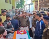 Etawah: सीआरपीएफ जवान की हृदयगति रुकी, हुए शहीद, गांव पहुंचा पार्थिव शरीर, गमगीन हुए हजारों लोग