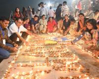 तस्वीरों में देखिये कानपुर में हुए दीपोत्सव का नजारा...देवों के स्वागत में जले दीप, रंग-बिरंगी झालरों से जगमगाए घाट 