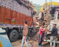 पीलीभीत: कोहरे का कहर...दो ट्रकों में टक्कर के बाद टकराई निजी बस, दोनों ट्रक चालकों की मौत, चार घायल 