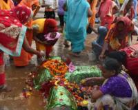 Kartik Purnima : बलुआघाट पर जुटी श्रृद्धालुओं की भीड़, स्नान के बाद किया दान-पुण्य