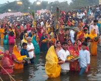 छठ महापर्व : अस्ताचलगामी भगवान भास्कर को दिया अर्घ्य, सीताकुंड धाम पर उमड़ा आस्था का सैलाब