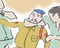 बरेली में पुलिसकर्मियों पर हमला, फाड़ी वर्दी...लाठी-डंडे और ईंटें बरसाईं 