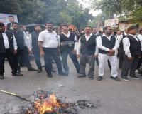 लखनऊ: आक्रोशित अधिवक्ताओं का प्रदर्शन, गाजियाबाद जज का फूंका पुतला, कल से काला फीला बांध कर करेंगे काम