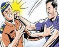 Bareilly: थाने में पुलिसकर्मियों से मारपीट, हंगामे के दौरान डॉक्टर ने SSI को जड़ा थप्पड़...सिपाही को पीटा