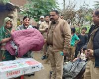 कासगंज : सिढ़पुरा थानाध्यक्ष ने दिखाई दरियादिली, गरीब विधवा की मदद