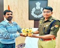 गोंडा: जालसाज ने लालच देकर अकाउंट से  ट्रांसफर करा लिया 1 लाख रुपए, पुलिस ने कराया वापस