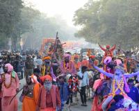 श्री पंचदशनाम आवाहन अखाड़े का महाकुम्भ नगर में हुआ भव्य प्रवेश, नागा सन्यासियों ने लहराई तलवारें