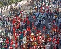 Farmer Protest: मांगों को लेकर दिल्ली सीमा के पास डटे किसान, अखिलेश यादव ने सरकार को घेरा