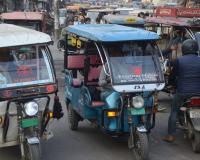 कानपुर में ई-रिक्शों की अराजकता से दिनभर रहता महाजाम: सैकड़ों बाइकें बीच सड़क पर बेतरतीब खड़ी रहतीं, लोग होते परेशान