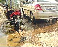 Kanpur: स्मार्ट सिटी को दाग लगा रही शास्त्री चौक-सचान चौराहा की सड़क; जगह-जगह पर गड्ढे, बीच-बीच में सड़क हो जाती है लापता 