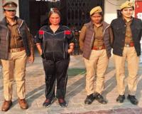 Lucknow News : पुलिस चौकी में चाकू लेकर रील बनाने वाली महिला गई जेल