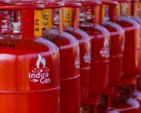 LPG Cylinder Price: नए साल पर मिली बड़ी राहत, घटे सिलेंडर के दाम, इन्हें होगा फायदा