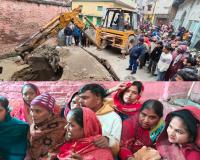 संभल की महमूद खां सराय में पाट दिया कुंआ, देवी मंदिर किया परिसर में बंद...महिलाओं का हंगामा