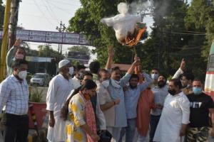 बरेली: प्रियंका व राहुल की गिरफ्तारी के विरोध में धरने पर बैठे कांग्रेसी