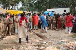 गोरखपुर: शूटिंग के दौरान रवि किशन ने लगाई झाड़ू, कहा- न करें गंदगी और न होने दें