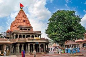 उज्जैन: महाकालेश्वर मंदिर परिसर में पुरानी संरचना के अवशेष मिलने के बाद रोकी गई खुदाई