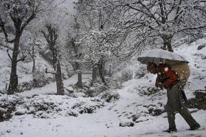 भारी बर्फबारी के कारण कश्मीर घाटी का देश से संपर्क टूटा, परीक्षाएं स्थगित