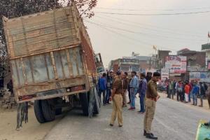 अयोध्या: तेज रफ्तार ट्रक ने बाइक को मारी टक्कर, दो की मौत, एक गंभीर