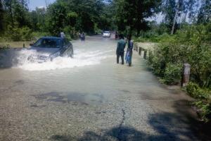 लखीमपुर-खीरी: पलिया में पहुंचा शारदा का पानी, मोहल्ला ढाकिन जलमग्न