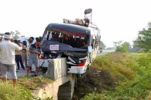 आजमगढ़-जौनपुर मार्ग पर हादसा: तेज रफ्तार प्राइवेट बस रेलिंग से टकराई, 24 से ज्यादा जख्मी