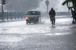 उमस भरी गर्मी से राहत, लखनऊ समेत राज्य के अन्य हिस्सों में हो रही बारिश