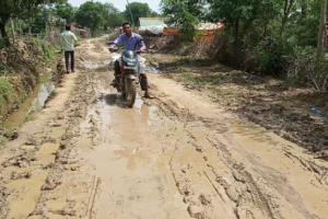 रानीखेत: सड़क पर फैली मिट्टी की वजह से रपट रहे वाहन, दर्जनों लोग चोटिल