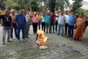 ठप विकास योजनाओं पर भड़के कांग्रेसी, सरकार का फूंका पुतला