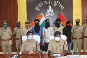 कुशीनगर: पुलिस ने किया स्वर्ण व्यापारी से हुई लूट का खुलासा, जेवरात व नगदी बरामद किया