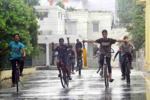 लखनऊ: राजधानी में कहीं बारिश तेज तो कहीं पड़ी फुहार, सुहावने मौसम का लोगों…