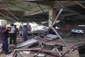 कुशीनगर: भरभरा कर गिरा स्टेट बैंक के छत में लगा छज्जा, कई घायल