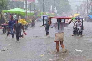 फर्रुखाबाद: झमाझम बारिश ने जाम कर दिया शहर, खुशनुमा मौसम बना आफत