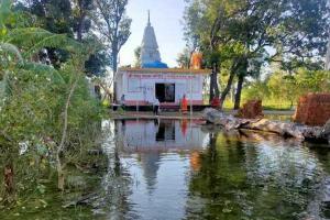 बाराबंकी: खाटू श्याम मंदिर में हुआ भारी जलभराव, श्रद्धालुओं की बढ़ी मुश्किलें