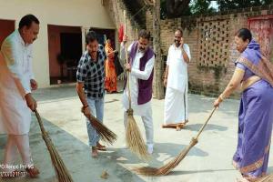 हरदोई: बाबा श्री नींब करौरी धर्मार्थ संत सेवाश्रम पर जिला पंचायत अध्यक्ष प्रेमावती ने किया श्रमदान