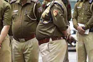 लखनऊ: पुलिस ने पांच नशेड़ी युवक व युवती का दफा 34 में किया चालान