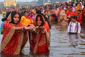 लखनऊ: अस्ताचलगामी भगवान भास्कर को अर्घ्य देने के लिए घाट पर उमड़ा सैलाब