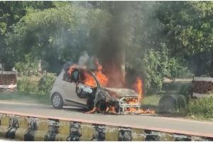 अमरोहा : चलती कार बनी आग का गोला, चालक ने कूदकर बचाई जान