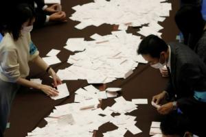 जापान के सत्तारूढ़ गठबंधन को निचले सदन में 293 सीटें मिलीं
