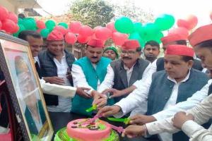 सपा कार्यालय पर मनाया गया धरतीपुत्र मुलायम सिंह यादव का जन्मदिन