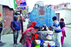 हल्द्वानी: दूसरे दिन भी नहीं आया पानी, ठंड में टैंकरों से भरना पड़ा