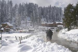 कश्मीर में सप्ताहांत में हल्की बर्फबारी का अनुमान, तापमान की गिरावट जारी