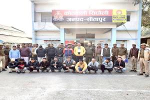 सीतापुर: पुलिस ने 22 जुआरियों को किया गिरफ्तार, लाखों रुपए कैश, गाड़ियां व मोबाइल बरामद