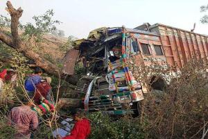 मिर्जापुर: अनियंत्रित ट्रक पेड़ से टकराया, चालक की उपचार के दौरान हुई मौत