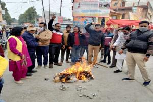 अमरोहा : भाजपाइयों ने पंजाब के मुख्यमंत्री का फूंका पुतला, किया प्रदर्शन