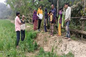 बहराइच: हाथियों के झुंड ने रौंदा पांच बीघा गेंहू की फसल, ग्रामीणों के पीपा और ढोल बजाने पर भागे हाथी