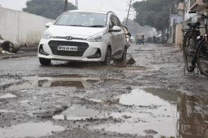 बरेली: बारिश ने खोल दिए लापरवाही में भरे गए सड़कों के गड्ढे