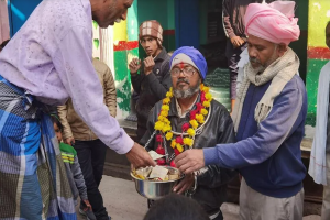 फिरोजाबाद: निर्दलीय प्रत्याशी ने खुद को  बेड़ियों में जकड़कर लोगों से मांगा नोट और वोट