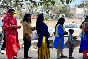 Priyanka Gandhi Photos: लखनऊ के सिहारी शिव मंदिर में प्रियंका गांधी ने की महाशिवरात्रि की पूजा, देखें फोटो