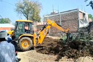 कानपुर: उप जिलाधिकारी का चला बुलडोजर, होलिका दहन की जगह पर अवैध कब्जे को हटाया