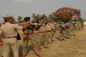 अमरोहा: बलवाईयों को तितर-बितर करने के लिए दंगा नियंत्रण अभ्यास